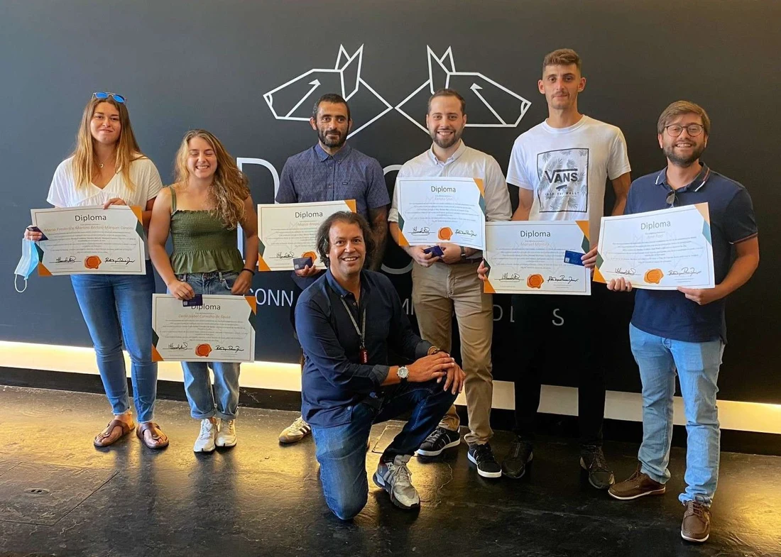 Formandos e formador da DOGGA com diplomas