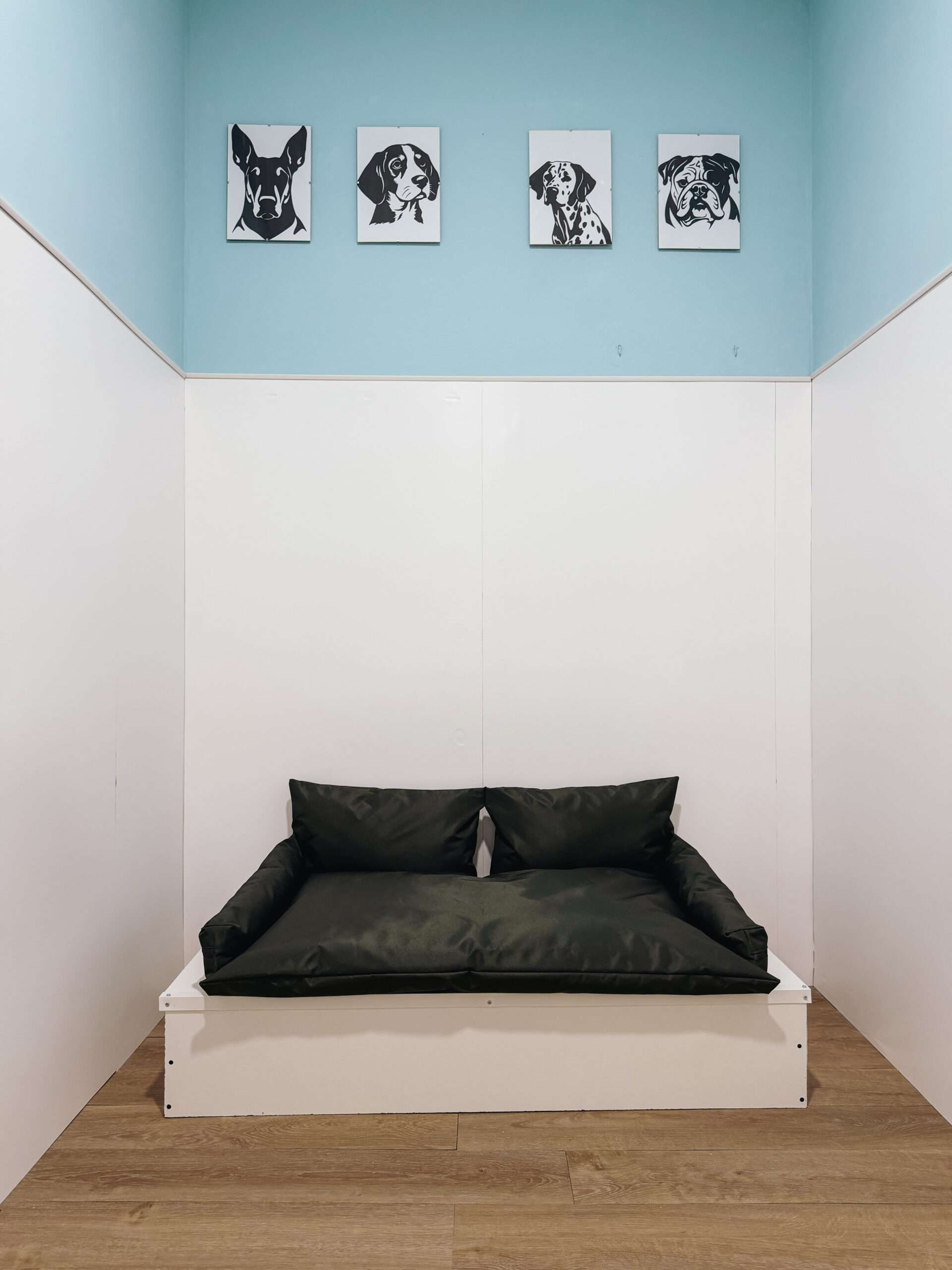 Quarto azul da DOGGA Residence, com cama, paredes lisas e chão de aspeto doméstico