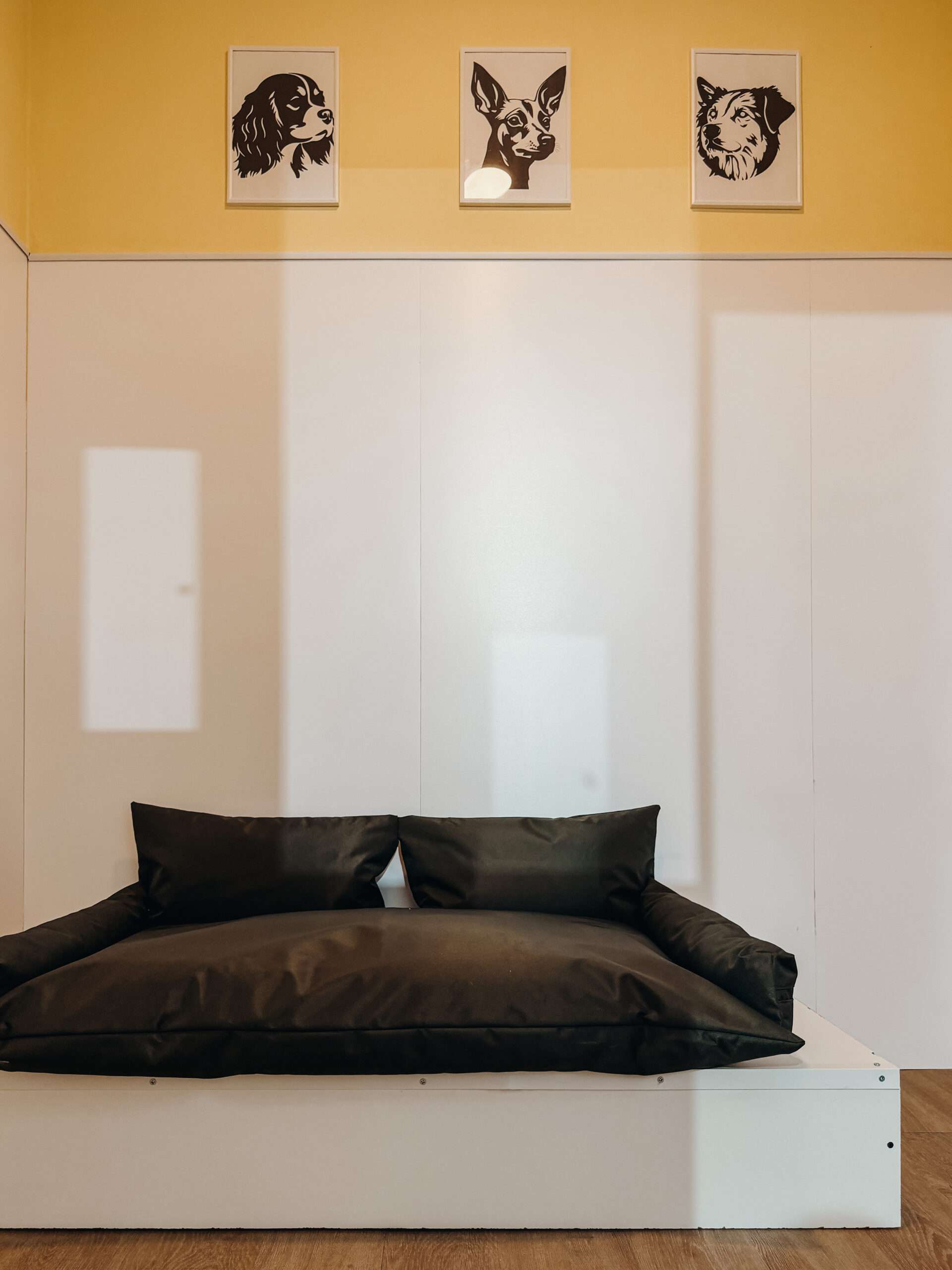 Quarto amarelo real da DOGGA Residence, com cama e almofadas
